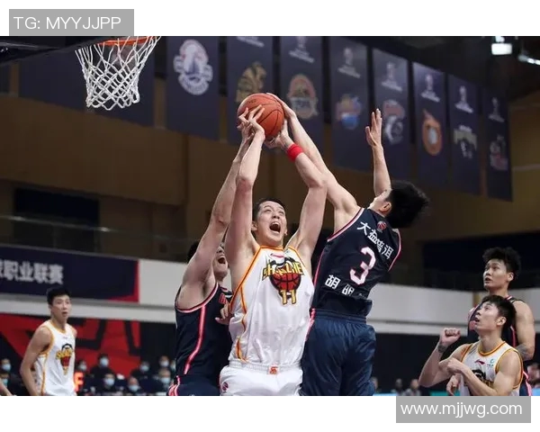 CBA四川队与深圳队激战正酣谁将赢得这场精彩对决